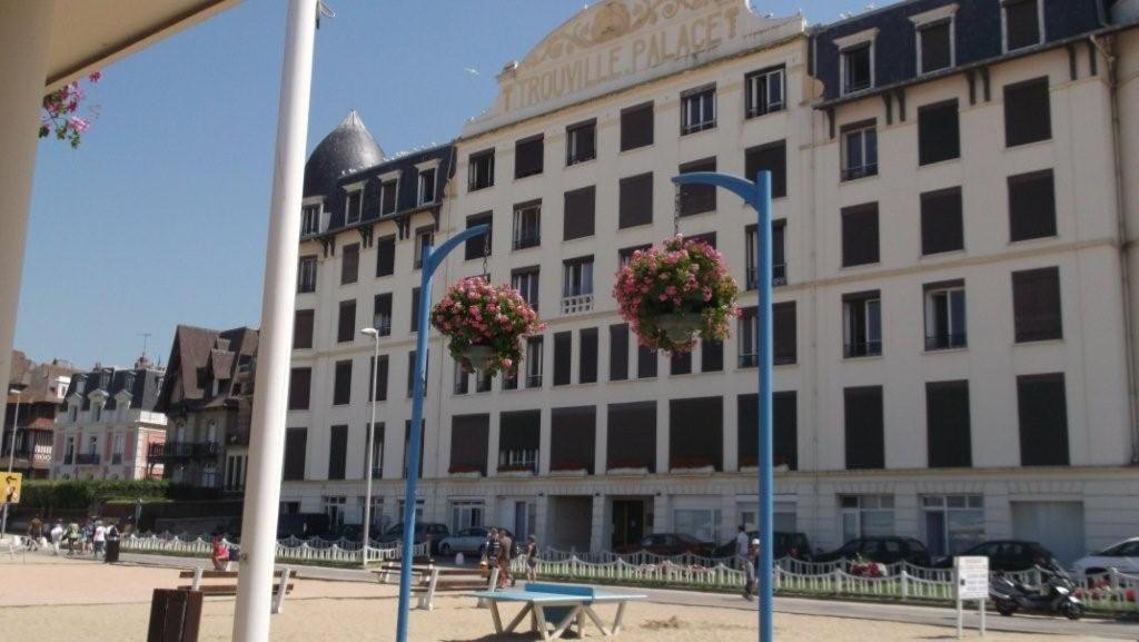 Paradis Les Pieds Sur Le Sable Trouville Palace Exterior foto